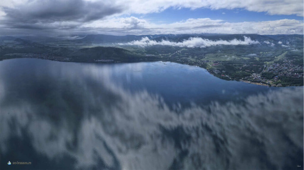 Панорама озера Банное (Якты-Куль) в Башкирии: дождь и солнце одновременно
