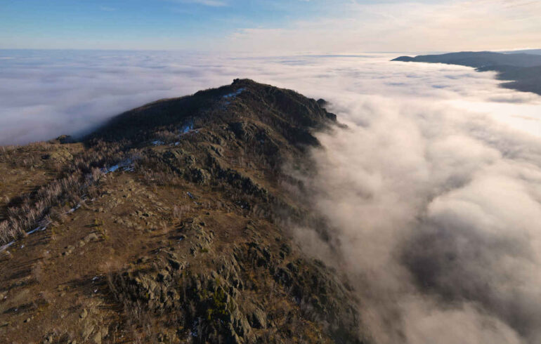 Гора Куропатка в тумане Банное