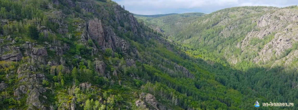 Скала огурец, Горное ущелье