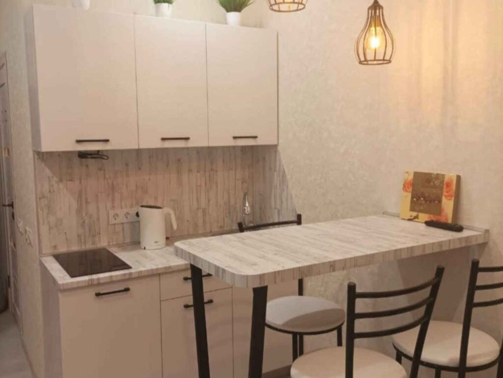 Банное квартира студия, Родина