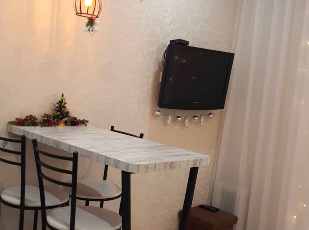 Банное квартира студия, Родина