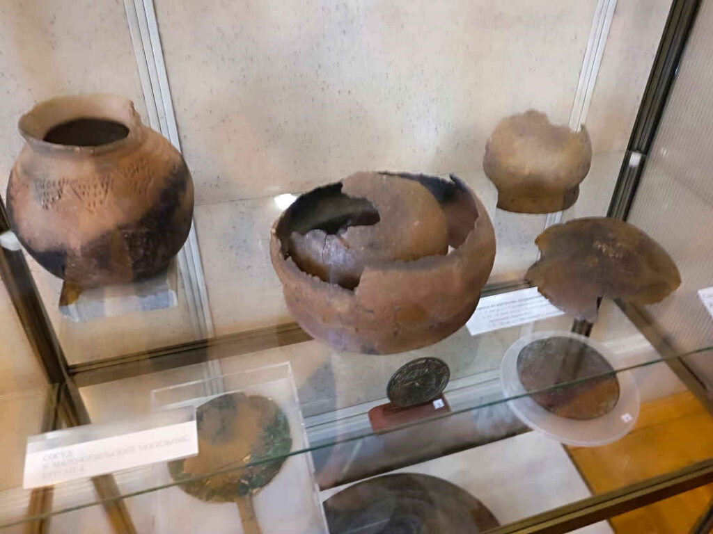 Водопад Могак, древний Артефакты