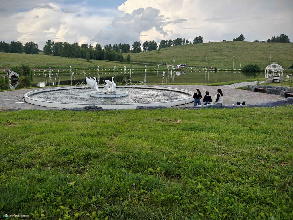 Фонтан с лебедями, парк Урал Батыр, Аскарово