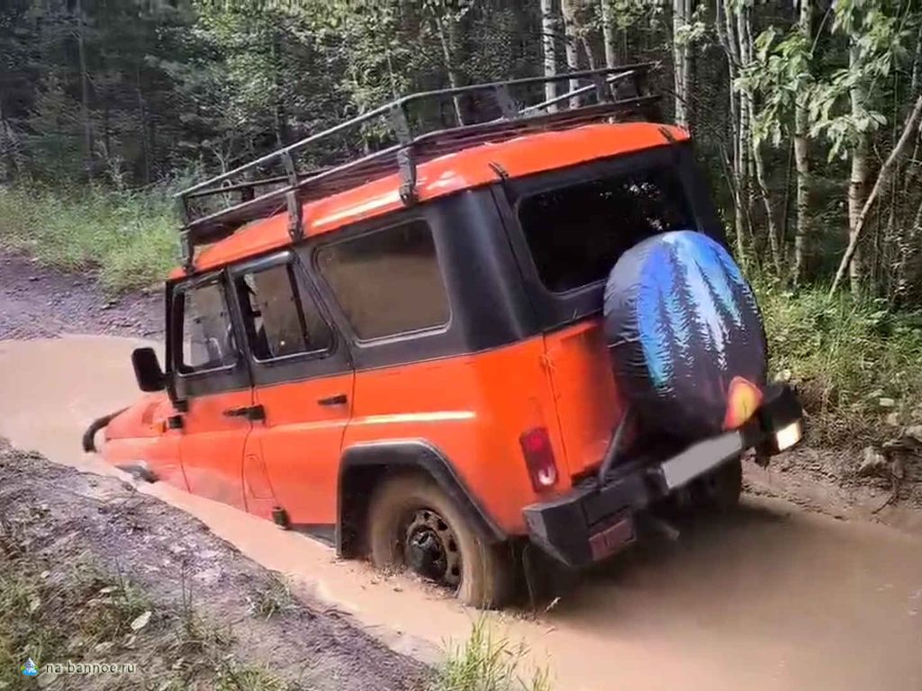 УАЗ Хантер застрял в луже по дороге на Форелевое хозяйство
